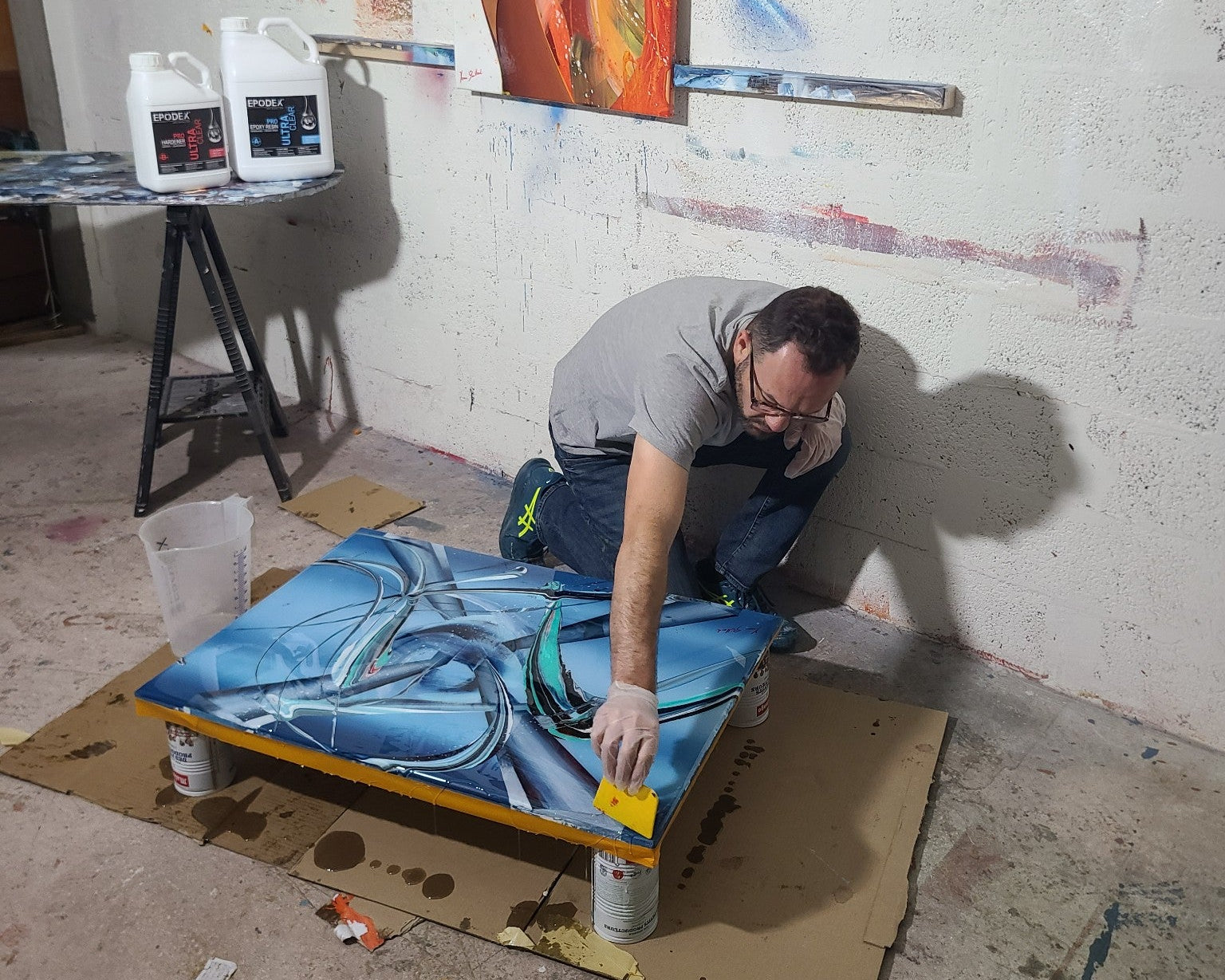 Découvrez l’univers ARTGY7 : des serviettes artistiques créées à partir des œuvres originales de Yann Guillerd, entre atelier, peinture et création textile. Image
