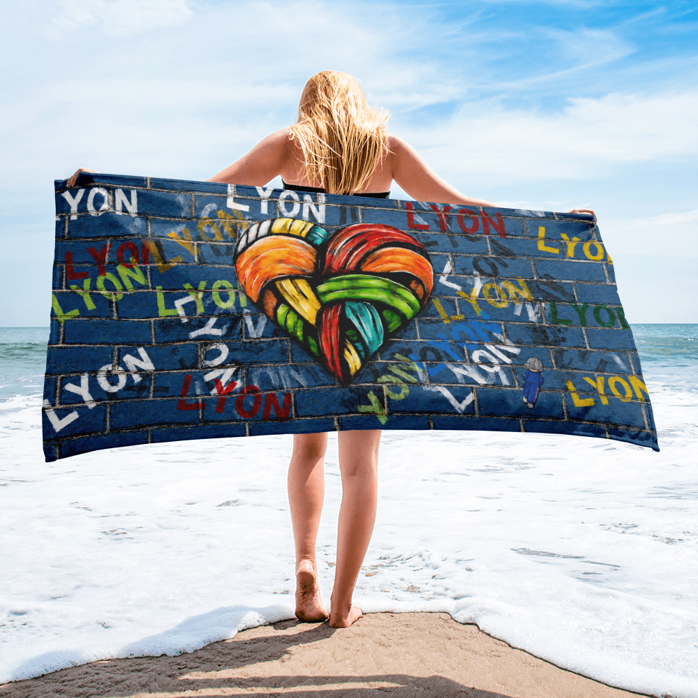 CŒUR DE LYON — Serviette artistique ARTGY7 portée à la plage, vue de dos, lifestyle
