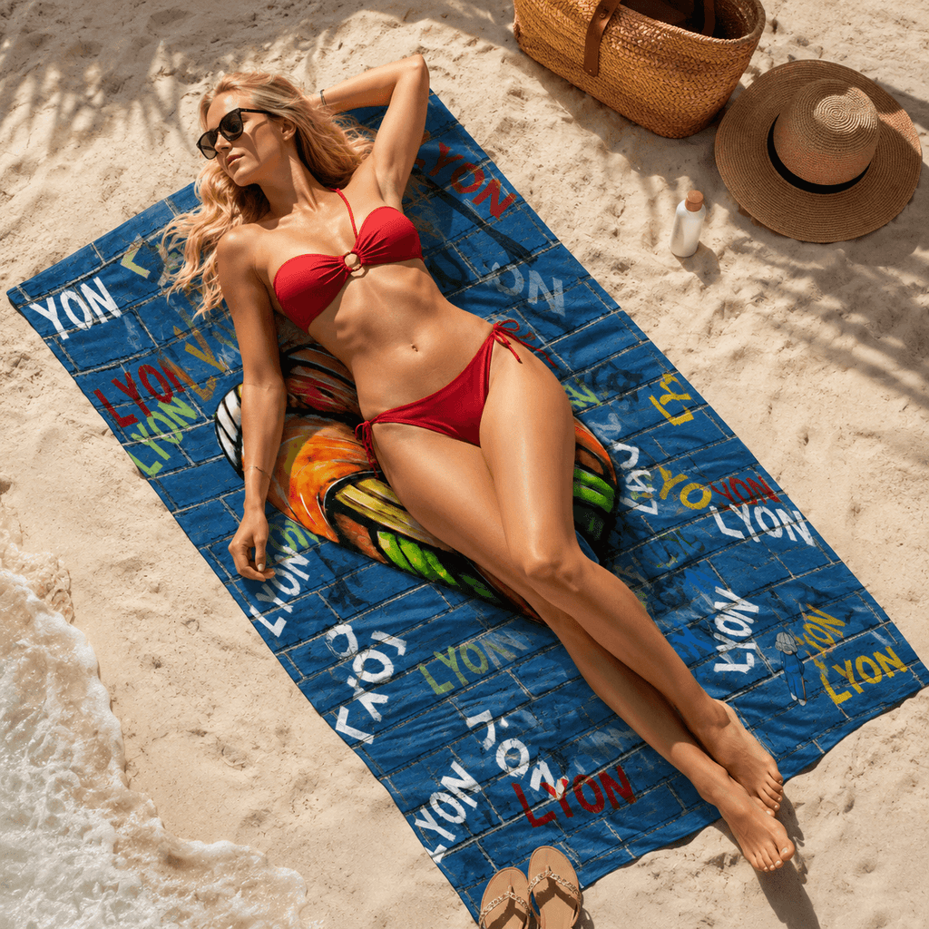 CŒUR DE LYON — Serviette artistique ARTGY7 sur transat au bord de la piscine, Collection Signature