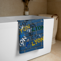CŒUR DE LYON — Serviette artistique ARTGY7 accrochée sur baignoire, détail mur urbain Lyon