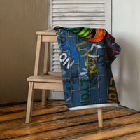 CŒUR DE LYON — Serviette artistique ARTGY7 posée sur tabouret en bois, lifestyle intérieur