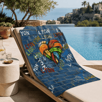 CŒUR DE LYON — Serviette artistique ARTGY7 sur transat au bord de la piscine, Collection Signature