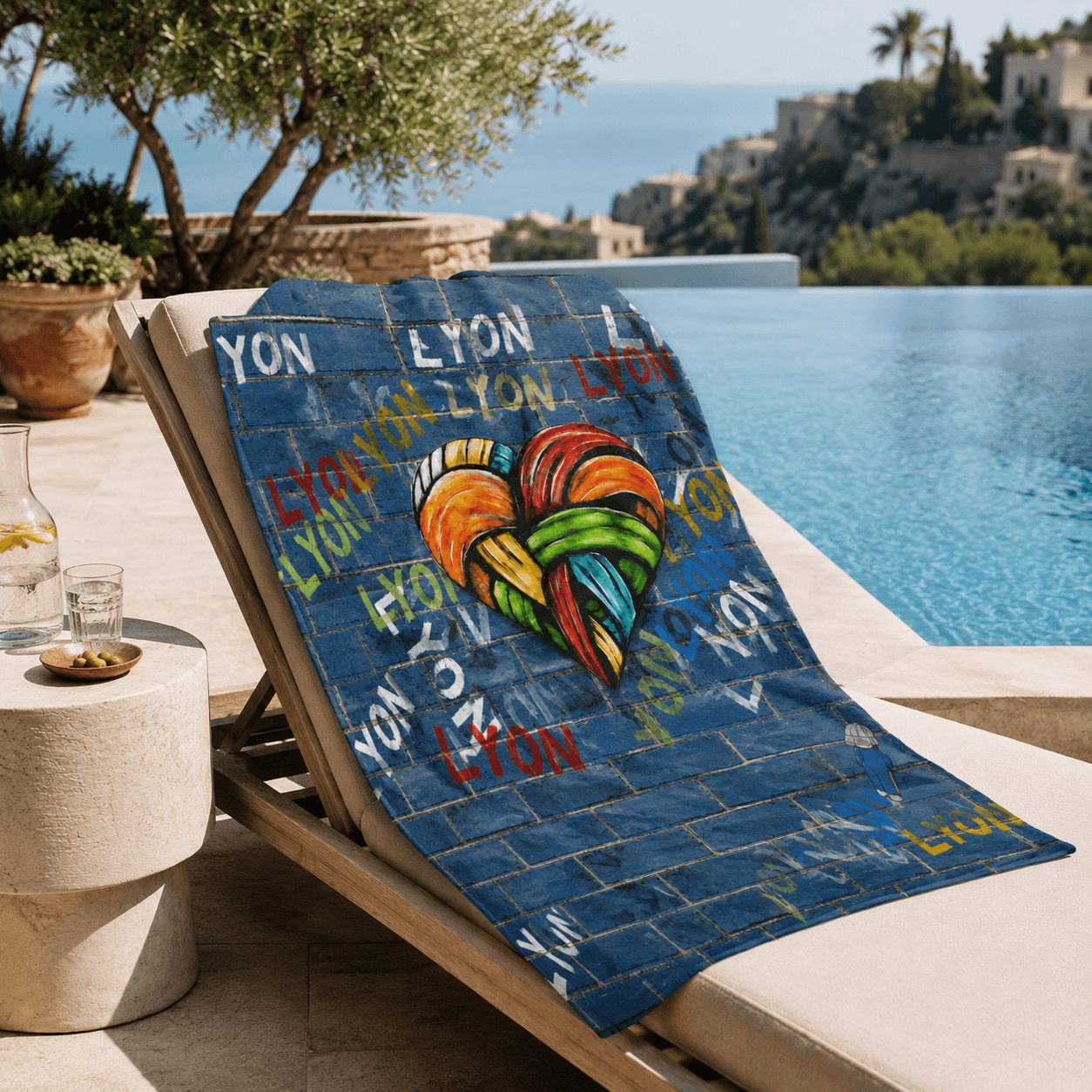CŒUR DE LYON — Serviette artistique ARTGY7 sur transat au bord de la piscine, Collection Signature