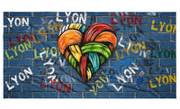 CŒUR DE LYON — Serviette artistique ARTGY7 vue à plat, cœur tressé coloré sur fond bleu, Collection Essentielle