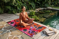 Serviette ATTRACTION utilisée comme tapis de yoga au bord d'une piscine — Collection Signature ARTGY7